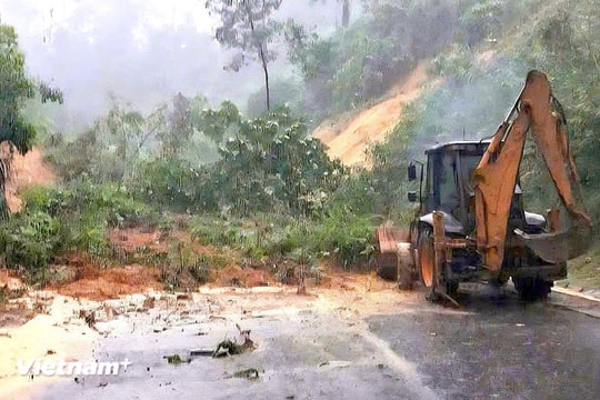 Mưa lớn gây sạt lở nghiêm trọng, tuyến đường Hồ Chí Minh qua Đà Nẵng tê liệt giao thông