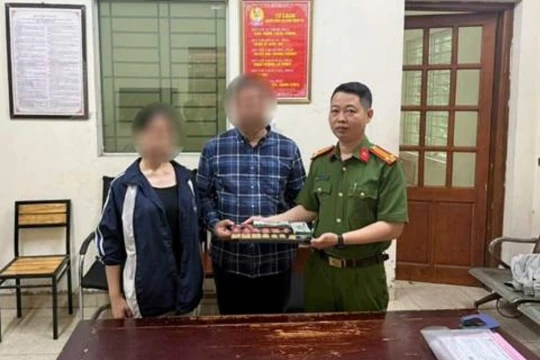 Phá két sắt lấy tiền, vàng của gia đình theo lệnh của 'công an rởm'