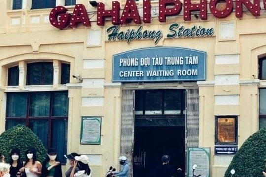 Không dừng đỗ xe tùy tiện khu vực trước cửa Ga Hải Phòng