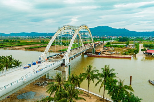 Kinh Mon river bridge nears completion