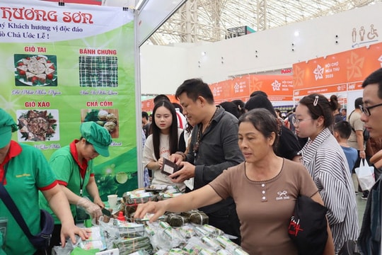 Du khách trải nghiệm mua sắm tại Hội chợ Mùa Thu 2025