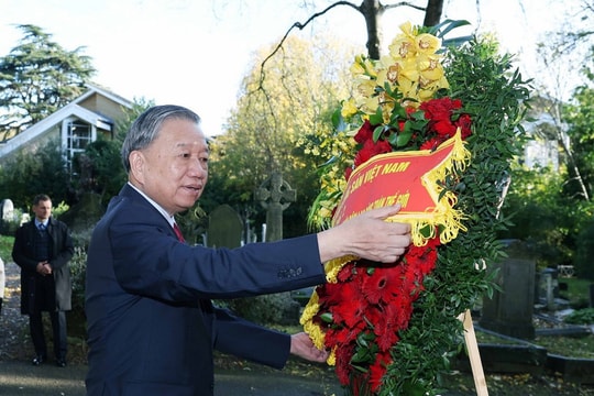 Tổng Bí thư Tô Lâm và phu nhân viếng mộ Karl Marx tại nghĩa trang Highgate ở Anh