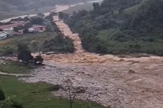 Núi lở gây lũ bùn 3 km ở Quảng Ngãi