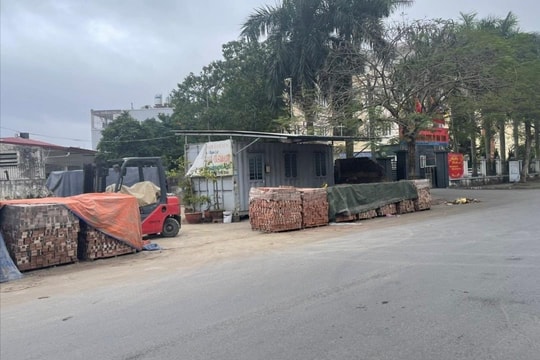 Vỉa hè phố Khúc Thừa Dụ bị 'biến' thành bãi vật liệu xây dựng
