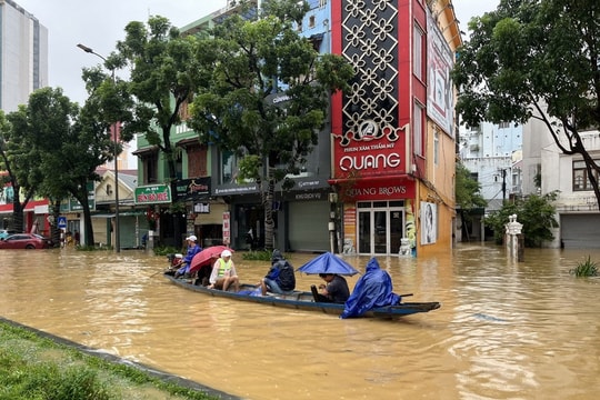 Mưa lũ ở Huế làm 1 người chết, 1 người mất tích, 35.000 ngôi nhà bị ngập lụt