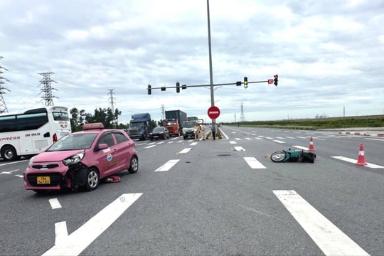 Một người nhập viện sau vụ ô tô va chạm xe máy vào sáng sớm ở ngã tư Đồng Bài