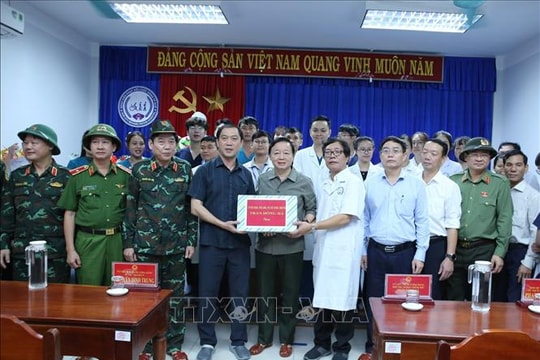 Phó thủ tướng Trần Hồng Hà thăm, động viên người dân bị ảnh hưởng bởi mưa lũ ở Huế