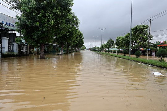 Mưa lớn kéo dài từ TP Huế đến Quảng Ngãi, nguy cơ cao lũ quét và sạt lở đất