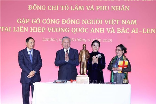 Tổng Bí thư gặp gỡ cộng đồng người Việt Nam và cán bộ Đại sứ quán Việt Nam tại Anh