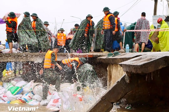 Lần đầu tiên dùng máy bay không người lái cứu trợ người dân vùng lũ Đà Nẵng