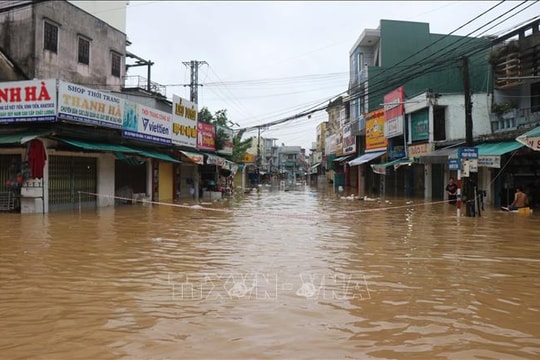 Khoảng 90 xã, phường bị ngập, nhiều tuyến đường ách tắc tại miền Trung