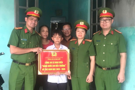 Công an xã Mao Điền nhận đỡ đầu 2 học sinh khó khăn