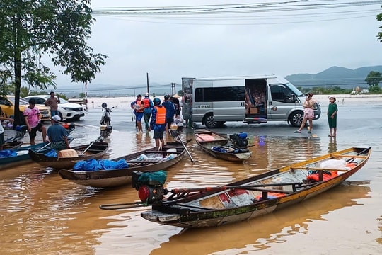 Kịp thời cứu 6 người trong đoàn cứu trợ bị lật ghe tại Huế