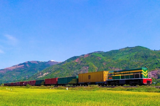 Miễn phí vận chuyển hàng hóa cứu trợ bằng tàu hỏa đến vùng lũ miền Trung
