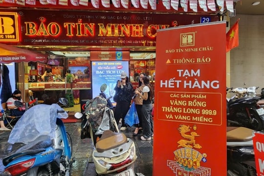 Giá vàng quay đầu giảm, nhà vàng lại khan hàng
