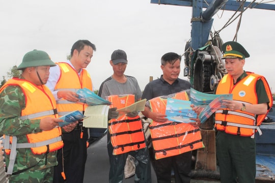 Các chủ tàu cá ở xã Kiến Hải ký cam kết không khai thác thủy sản bất hợp pháp