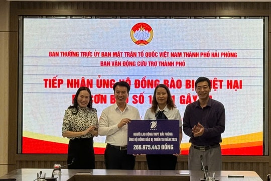 Ủy ban MTTQ Việt Nam thành phố tiếp nhận tiền ủng hộ đồng bào bị thiệt hại do bão lũ
