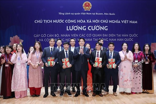 Chủ tịch nước gặp mặt cộng đồng người Việt Nam tại Hàn Quốc