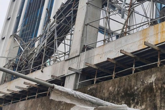 Sập giàn giáo công trình xây dựng ở phường Gia Viên, 2 người tử vong