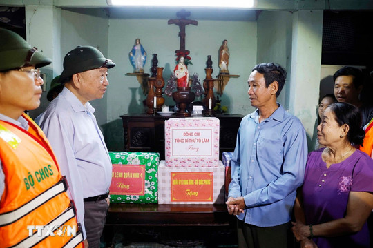 Tổng Bí thư chia sẻ về những thiệt hại do mưa lũ gây ra với người dân Huế