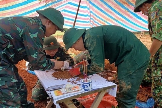 Phát hiện hai bộ hài cốt liệt sỹ kèm di vật tại xã Khe Sanh