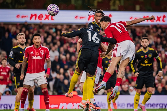 Hàng thủ lơ là khiến Manchester United hòa đáng tiếc trước Nottingham Forest