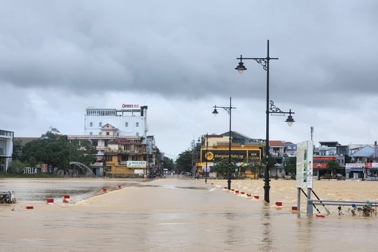 Mực nước trên sông Hương, sông Bồ lên dần xấp xỉ báo động 3