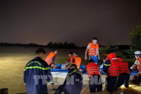 Giải cứu thành công nhiều người dân bị kẹt giữa dòng nước lũ