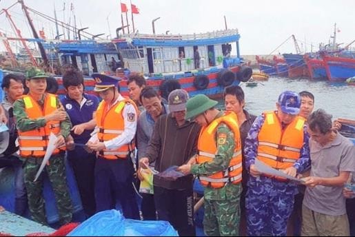 Ngư dân Bạch Long Vĩ ký cam kết không khai thác trái phép, góp sức gỡ 'thẻ vàng'