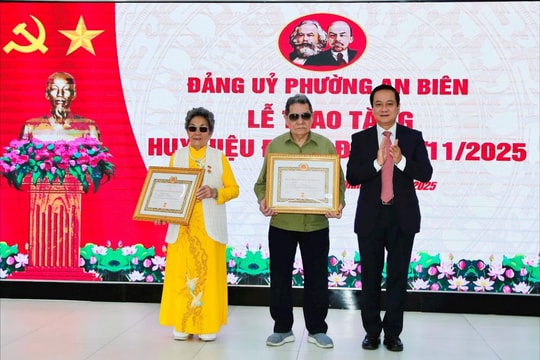 Đảng ủy các phường Kiến An, An Biên trao Huy hiệu Đảng dịp 7/11