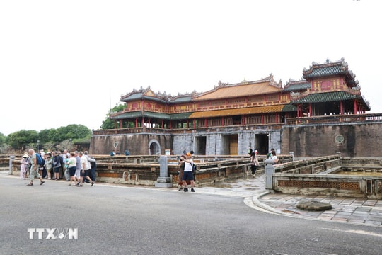 Hoàng thành Huế đón đoàn du khách đầu tiên sau mưa lũ