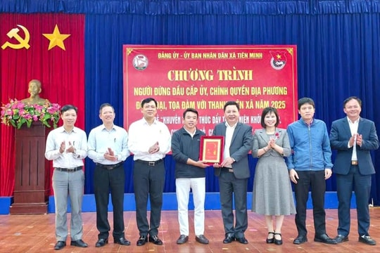 Xã Tiên Minh đấu giá quà lưu niệm Đại hội Thi đua yêu nước thành phố để gây quỹ khuyến học