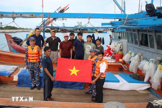 Hơn 3.000 ngư dân được hướng dẫn vào tránh trú bão Kalmaegi tại Trường Sa