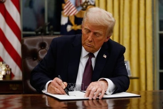 Tổng thống Mỹ Donald Trump ký sắc lệnh giảm thuế hàng hóa Trung Quốc