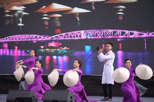 Nhà hát Sân khấu truyền thống Hải Phòng biểu diễn ở 'Ngày Việt Nam tại Gangjin 2025'