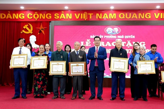 1 đảng viên Đảng bộ phường Ngô Quyền được nhận Huy hiệu 80 năm tuổi Đảng