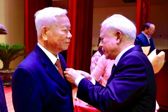 Trưởng Ban Nội chính Thành ủy Nguyễn Đình Chuyến trao Huy hiệu Đảng cho đảng viên ở phường Hưng Đạo