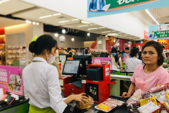 Người tiêu dùng chi hơn 5,77 triệu tỷ đồng cho mua sắm và và dịch vụ