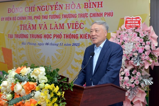 Deputy PM Nguyen Hoa Binh presents Hai Phong school with smart classroom