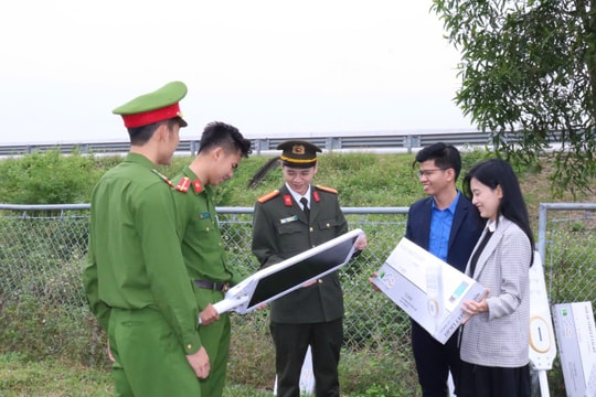 Tuổi trẻ công an phối hợp trao tặng công trình 'Ánh sáng an ninh' tại xã Kiến Thuỵ