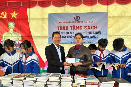 Nghĩa tình Hội Nhà báo Hải Phòng với học sinh vùng lũ Cao Bằng