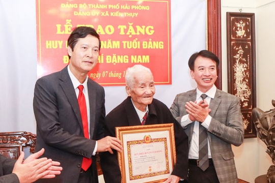 Trao Huy hiệu 80 năm tuổi Đảng tặng đồng chí Đặng Nam ở xã Kiến Thụy