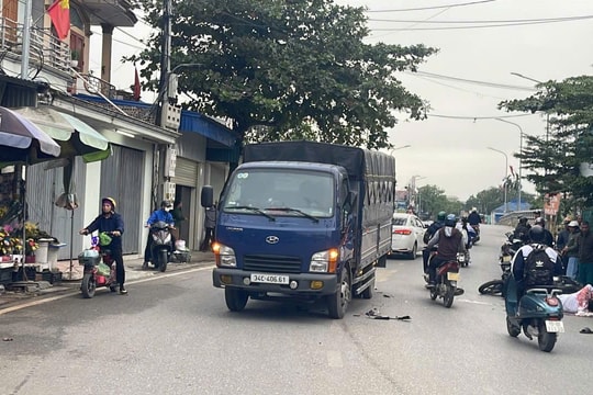 Cú va chạm trực diện giữa xe tải và xe SH tại chân cầu Hỗ Đông khiến 3 thanh niên bị thương