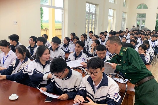 Bồi đắp ý thức pháp luật, tinh thần bảo vệ biển đảo cho học sinh