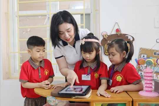 Trẻ mầm non Hải Phòng tiếp xúc với AI trên lớp