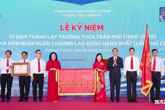 Trường THCS Trần Phú lần thứ hai đón Huân chương Lao động hạng nhất