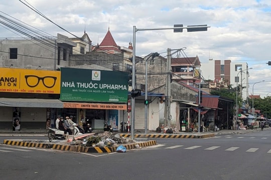 Rác thải gây mất mỹ quan tại nút giao đường 351-352, phường Thiên Hương