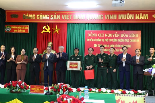 Phó Thủ tướng Thường trực Nguyễn Hòa Bình thăm Đồn biên phòng Cửa khẩu quốc tế Cầu Treo