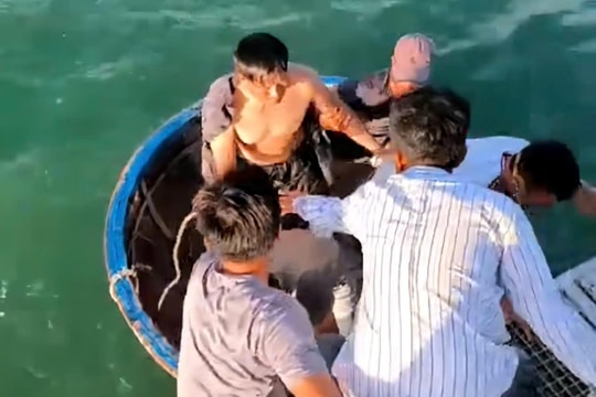 Cả 3 ngư dân bị sóng cuốn trôi được cứu