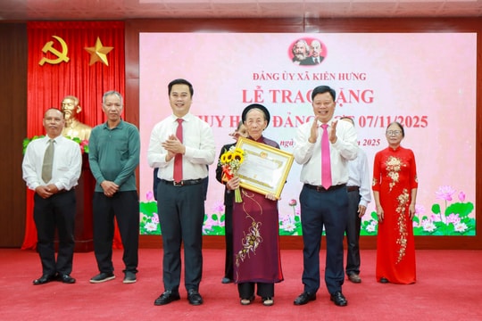 Đồng chí Lê Trung Kiên trao Huy hiệu Đảng tại các xã Kiến Hải, Kiến Hưng